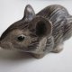 EM - Poole England ręcznie zdobiona figurka  ceramiczna absolutnie urocza  myszka