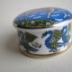 The William De Morgan Collection - rzadko spotykane kolekcjonerskie puzderko porcelanowe przepięknie zdobione