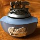 Rarytas - Wedgwood Antique - Blue Jasper- zapalniczka patentowy ronson   -Kolekcjonerska biskwitowa porcelana.