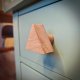 Gałki do mebli trójkąt, trójkąty, trójkąciki z drewna kształty uchwyty meblowe, gałka, nowoczesne wzory do pokoju młodzieżowego, nastolatka