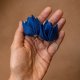 Luksusowy prezent dla kobiety, kobaltowe kolczyki origami, tekstylne TULIPANY na ucho