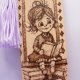 Zakładka do książki drewniana, ręcznie wypalana - "Magia książek" (pirografia),