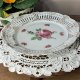Mała patera porcelanowa z dekoracyjnym ażurowym rantem i motywem róży