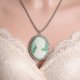 Naszyjnik z zieloną kameą – Styl Vintage – Srebrzysty Medalion