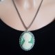 Naszyjnik z zieloną kameą – Styl Vintage – Srebrzysty Medalion