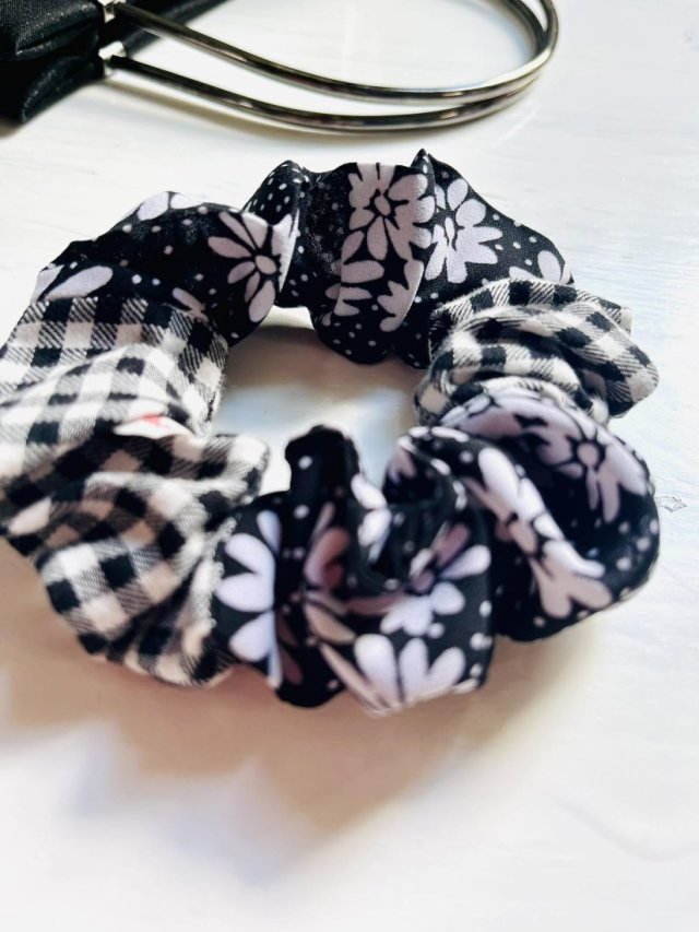 Czarno-biała, patchworkowa gumka scrunchie