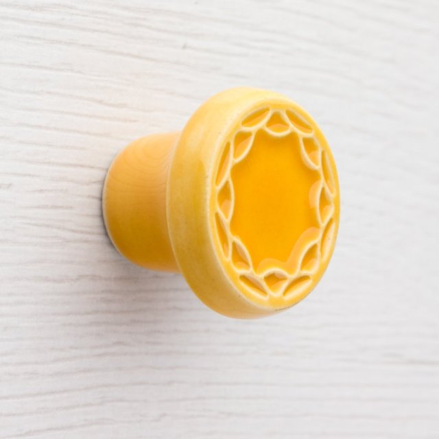 Ceramiczna gałka do mebli żółta, wz.4