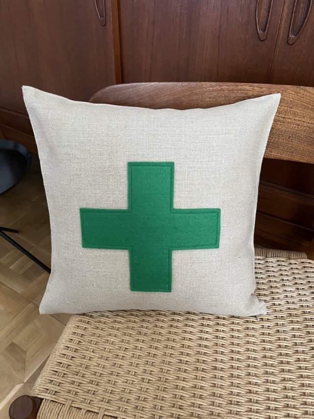 Poduszka z zielonym plusem