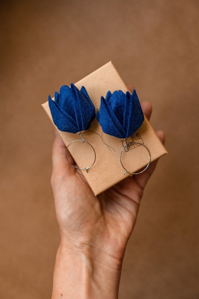 Luksusowy prezent dla kobiety, kobaltowe kolczyki origami, tekstylne TULIPANY na ucho