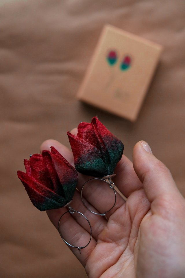 Romantyczny prezent dla niej - kolczyki TULIPANY premium ciemnoczerwone