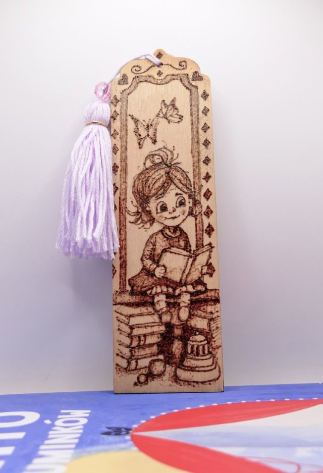 Zakładka do książki drewniana, ręcznie wypalana - "Magia książek" (pirografia),