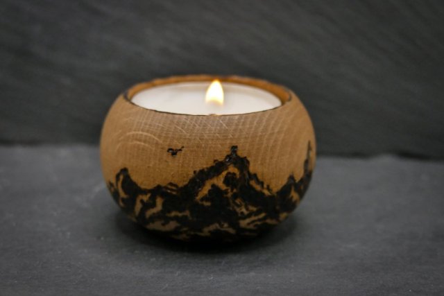 Drewniany świecznik z górskim motywem - ręcznie wypalany, idealny prezent handmade, tealight, ogień, pirografia