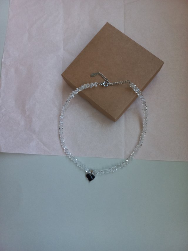 Przezroczysty choker z sercem