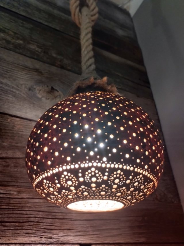 Ręcznie wykonana lampa wisząca z naturalnej tykwy – unikat