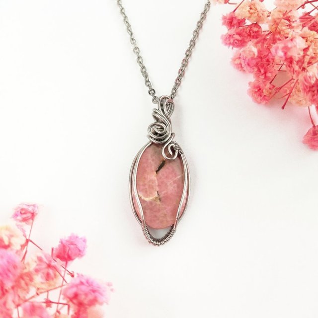 Naszyjnik Rodonit stal chirurgiczna wisiorek handmade wirewrapping