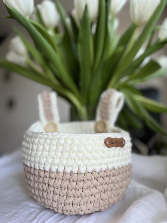 Ręcznie pleciony organizer do łóżeczka – bawełniany koszyczek Boho