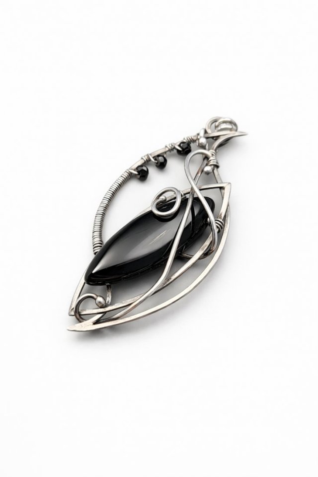 Srebrny wisiorek z czarnym onyksem – elegancka biżuteria handmade, unikatowy design