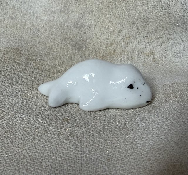 Miniatura -foczka -  ręcznie malowana miniaturowa figurka urocza do kolekcji i na prezent ☺