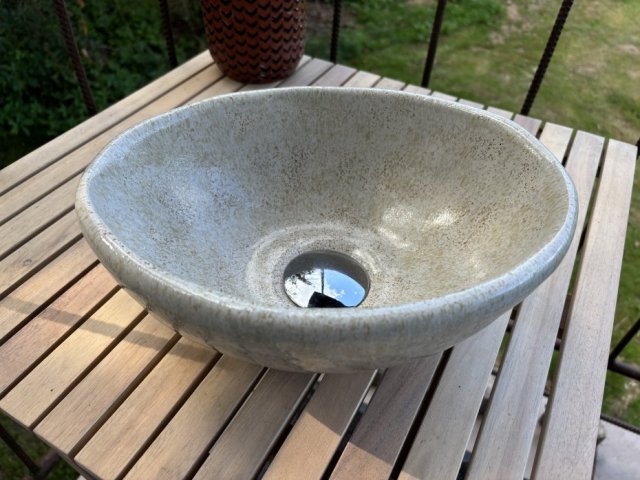 Owalna umywalka ceramiczna- beżowa elegancja