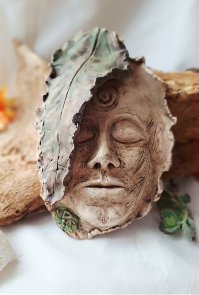 Ceramiczna maska ​​ścienna "Leśna Wyrocznia" – rękodzieło, rzeźba inspirowana postacią Zielonego Człowieka, dekoracja z motywem ducha lasu,