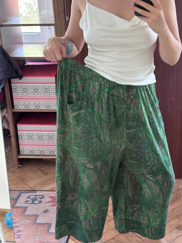 Zielone spodnie capri Avenue 26/28 Plus Size wzór tropikalny