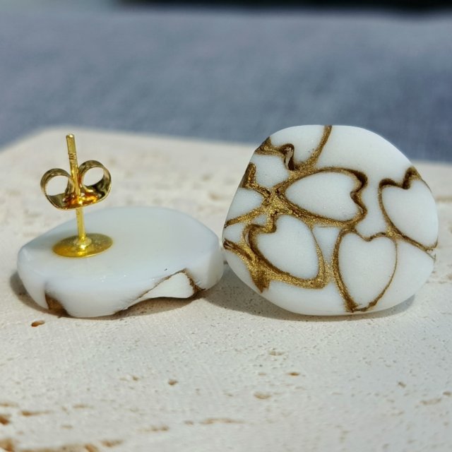 Kolczyki wkrętki – Złote Serca – Biała elegancja – Stal szlachetna – Handmade białe sztyfty