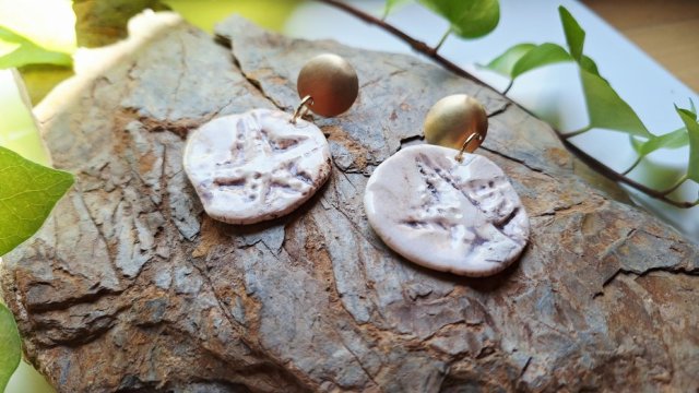 Ceramiczne kolczyki z motywem rozgwiazdy - Surowe Boho (Mosiądz &Ceramika )