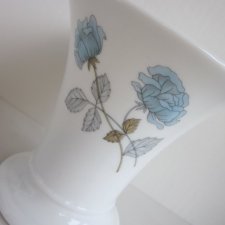 Wedgwood Ice Rose - szlachetnie porcelanowy wazonik  z kolekcjonerskiej serii Ice Rose