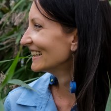 Długie kolczyki plemienne Pawie Oczka. Folkowa biżuteria tekstylna. Wyrazista ozdoba na ucho.