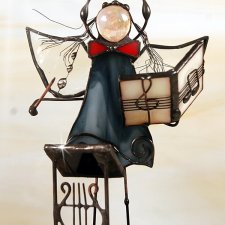 Aniołek witrażowy dyrygent