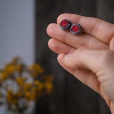 Mini kolczyki tekstylne Maki. Folkowe sztyfty w kolorze czerwonym. Boho biżuteria do ucha.