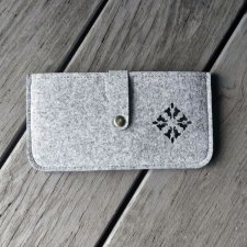 Filcowe etui na telefon z ażurem - zapinane na nap - szare