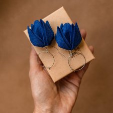 Luksusowy prezent dla kobiety, kobaltowe kolczyki origami, tekstylne TULIPANY na ucho