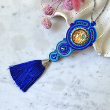 Wisior sutasz Epoxy Flowers boho z chwostem – niebieski