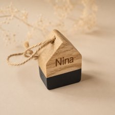 Brelok z drewna domek, dąb, na parapetówkę, na prezent z grawerem, personalizowany na zamówienie, numer pokoju