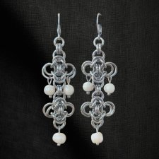 Unikalne gotyckie kolczyki chainmail z naturalnymi perłami – elegancja i mrok w jednym!