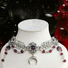 Zanurz się w klimat mrocznej elegancji z tym ręcznie wykonanym naszyjnikiem typu choker inspirowanym królewską estetyką, gotykiem i tajemniczą aurą kr