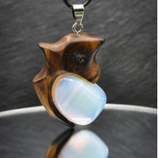 Wisiorek  - Kwarc opalitowy i orzech – biżuteria handmade z duszą ziemi, pirografia, Unique Jewelry Design; Luxury Wooden