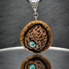 Wisiorek - Brzoza, orzech i turkus afrykański – biżuteria inspirowana naturą i surowym pięknem, pirografia, Unique Wooden Jewelry, na święta