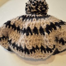 Unikatowy beret z pomponem.