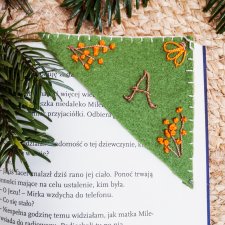 Zakładka do książek litera A haftowana