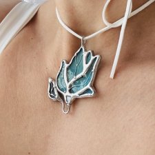 Naszyjnik szklany  Witrażowy wisiorek na sznurku kwiat "Magnolia"