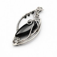 Srebrny wisiorek z czarnym onyksem – elegancka biżuteria handmade, unikatowy design