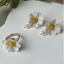 Zestaw biżuterii: kolczyki i pierścionek ze stokrotkami. Handmade. Polimerowa glina