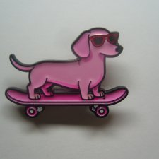 METALOWA EMALIOWANA PRZYPINKA PIN PIES JAMNIK NA DESKOROLCE